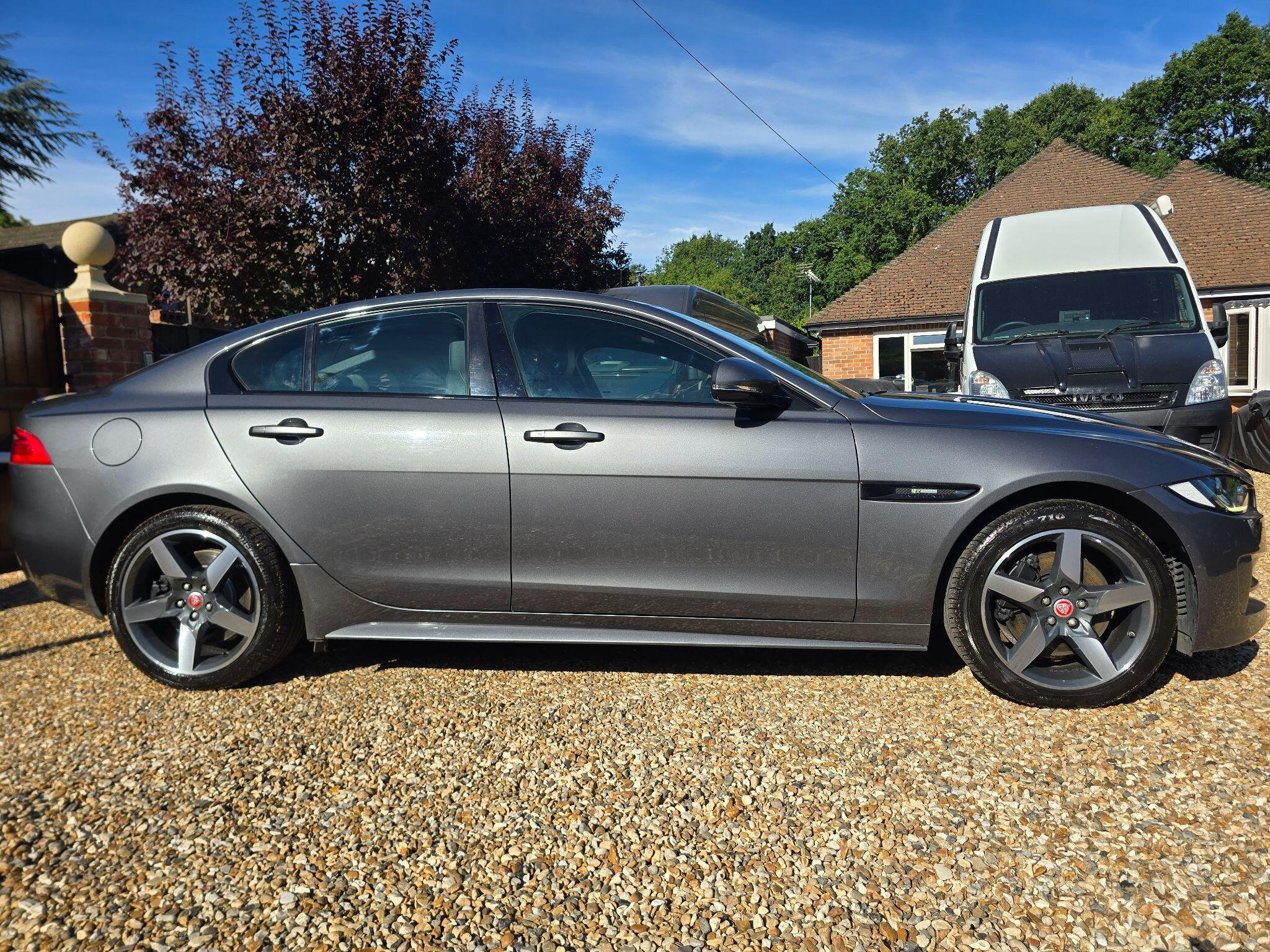 2016 Jaguar XE thumbnail 2